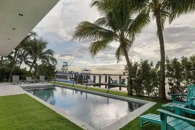 Image de Luxury Bayfront Villa with Heated Pool & Hot tub