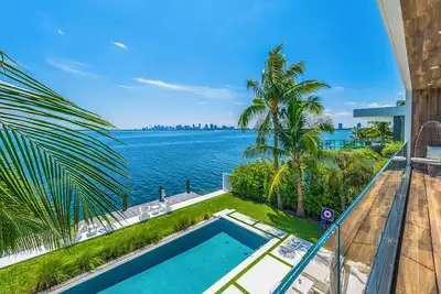 Image de Luxury Bayfront Villa with Pool New Construction