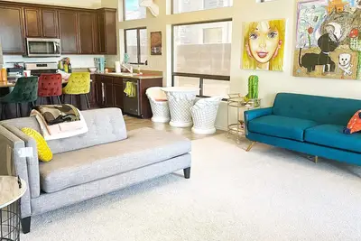 Image de *Must See* Upscale & Fun - Private Home in Family Friendly Area