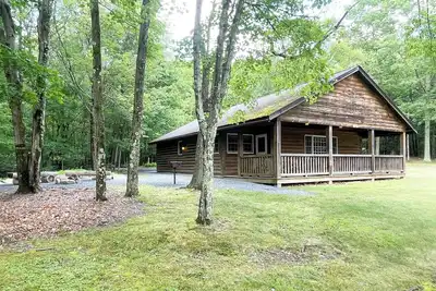 Image de Luxurious Lake View Log Cabin with Firepit in the Poconos