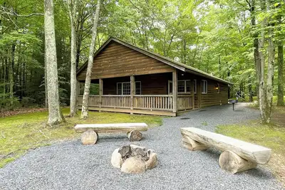 Image de Luxurious Lake View Log Cabin with Fire Pit in the Poconos