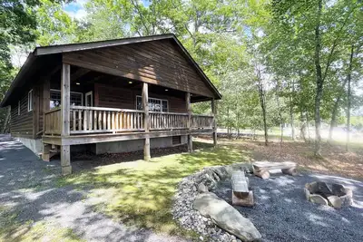 Image de Luxurious Lake View Log Cabin with Fire Pit in the Poconos
