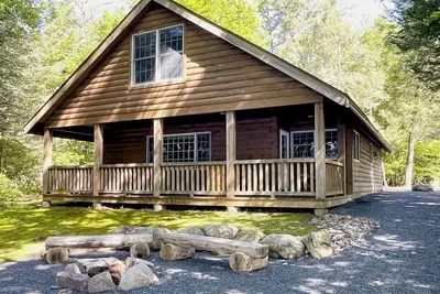 Image de Luxurious Lake View Log Cabin with Firepit in the Poconos