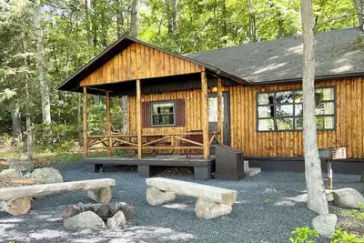 Image de Charming Lake Front Log Cabin with Fire Pit in the Poconos