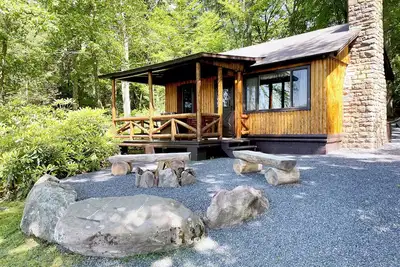 Image de Charming Lake Front Log Cabin with Fire Pit in the Poconos