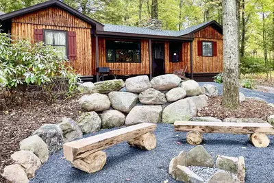 Image de Charming Lake Front Log Cabin with Fire Pit in the Poconos