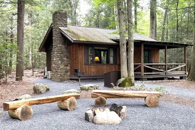 Image de Charming Lake Front Log Cabin with Fire Pit in the Poconos