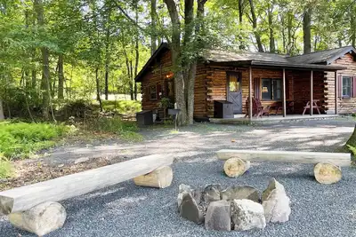 Image de Charming Lake Front Log Cabin