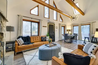Poconos Chalet with Lake & Pool Access!