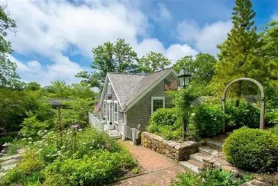 Image de Prime cliff road location, Walk to town, great light, duplex home,