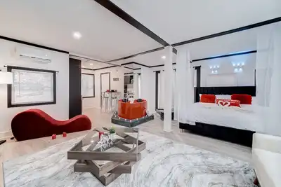 Image de Cozy Haven: A Romantic Retreat in our Tiny House!