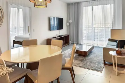 Image de Short Distance From The Well Known Sites! Onsite Parking, Pool, Pets Allowed