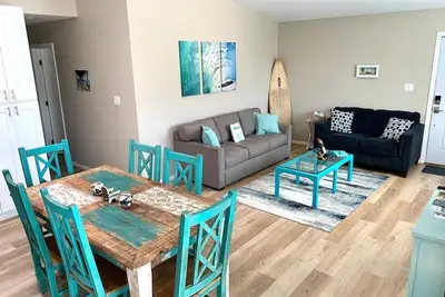 Image de Both Houses · Oceanside Retreat | 2 houses | 1. 5 mi to the beach