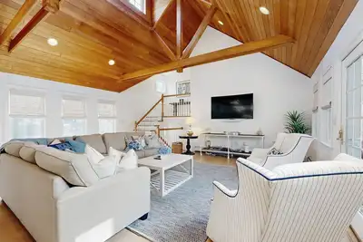 Image de Private corner-lot home with deck, screened porch, & W/D - 2mi. to town center