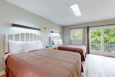 Image de Dog-friendly, 2nd-floor studio with patio & gym - close to golf & Douglas Lake