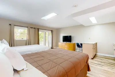 Image de Golf view, 2nd-floor studio with balcony, game room & gym - walk to Douglas Lake