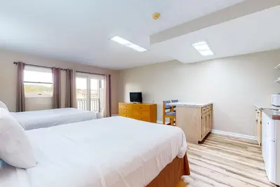 Image de Calm, dog-friendly studio with patio, gym, game room & picnic area - near lake