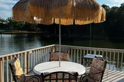 Image de One of a kind cozy loft cottage with boat ramp and a magnificent view.