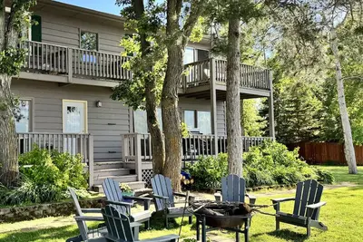 Image de The Point on Gull Lake – Unit 2: 2br Lakeside w/ Patio, Dock & Garage