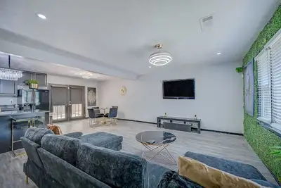 Image de **Spacious 8 beds home 15 mins from Downtown***