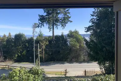 Image de Luxury “Eagle Nest” retreat with Ocean View/10 min drive to both Ferry Terminals