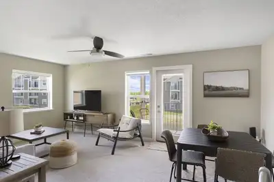 Image de New Waterfront Walk Out Jordan Creek w/Pool/Gym King Bed High Speed WiFi