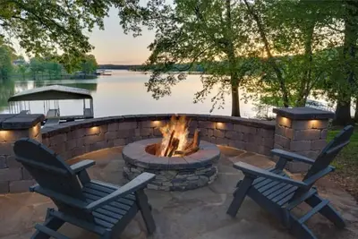 Image de Private Waterfront Dock, Canoes, Game Rooom, Fire Pit, National Park