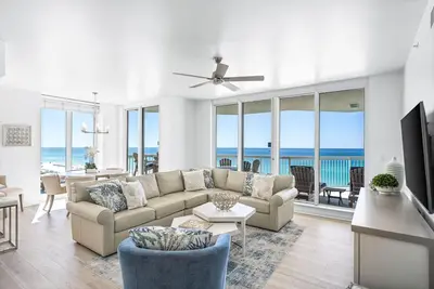 Image de Stunning, fully renovated 5 Star Beachfront Condo