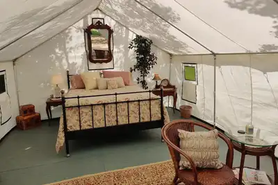 Image de Victorian Dream, glamping by the river, 2 miles from Quinn's Hot Springs Resort.