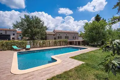 Image de Villa avec jardin et piscine