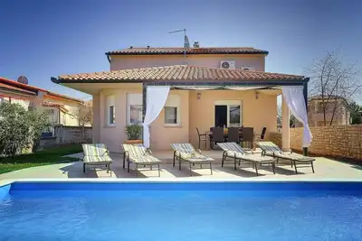 Image de Villa avec piscine, barbecue et salle de jeux