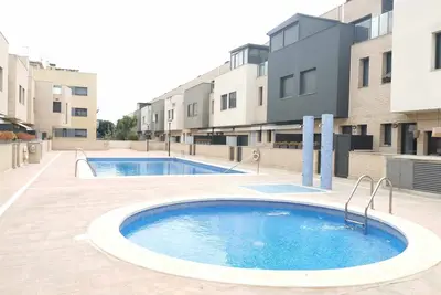 Image de Maison de ville avec piscine commune idéale pour l