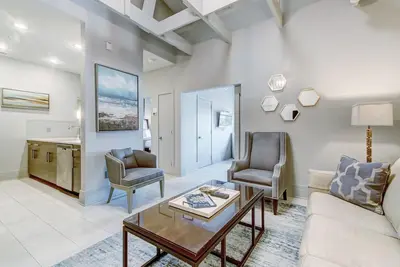 Image de Parker's Collection | Perfect Location, Modern Interior, Heated Pool Access