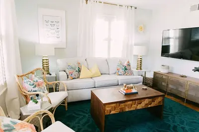 Image de Michelle's Opalhouse Garden by Pettigrew Adventures