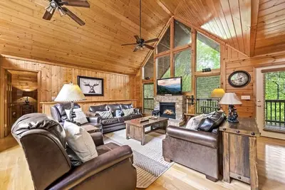 Image de Cozy 4bd Cabin Near Dollywood! Hot Tub + Pool<br><br>Wel