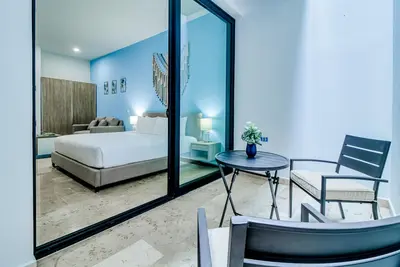 Image de Studio in paradise with pool and gym access - modern interior, Ac, and patio