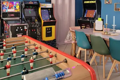 Image de Maison ludique thème années 80, avec jeu de piste type 'escape game'