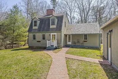 Image de Quiet Neighborhood Home 1. 5 Miles to the Beach!