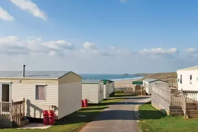 Image de Comfortable and spacious 12ft-wide caravan with one double and one twin.