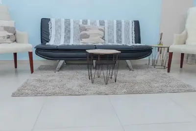 Image de A 10 Minutes de L'aéroport Appartement Meublé a la Décoration Épurée