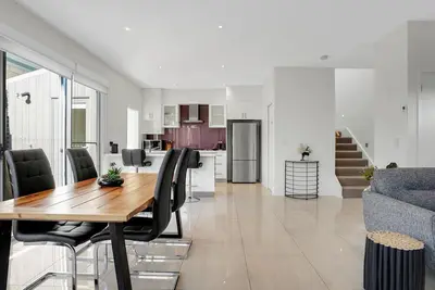 Surf Villa - Situated just down from Warrnambool's famous Thunder Point