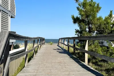 Image de Authentic Vintage Beach Cottage - Just steps to the beach!