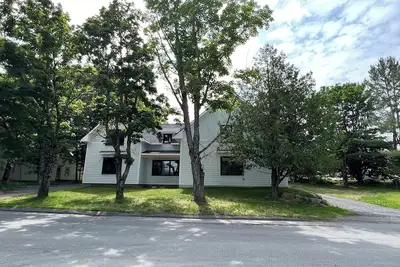 Image de Intown/Family Friendly/Walk to Shops/Snowmobile from House/Ample Parking,