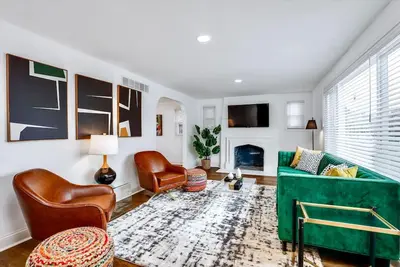 Image de Mid-Century Modern Design -Bagley Home Sleeps 12