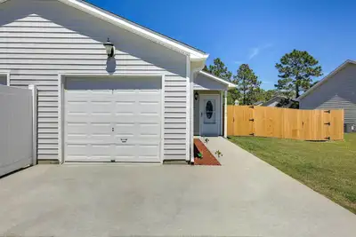 Image de Updated Hubert Vacation Rental 5 Mi to Beaches!