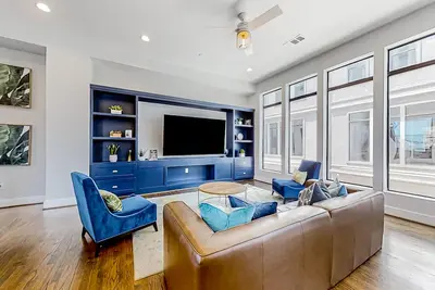 Image de 4-story downtown townhouse with balcony, washer/dryer, streaming, Ac, & kitchen