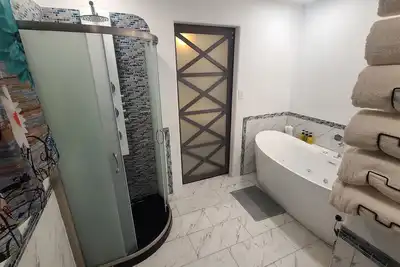 Image de Spacious House w/ Jacuzzi Tub