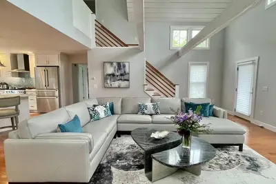 Image de Newly Remodeled Seaside Getaway with Forest Beach in your backyard!