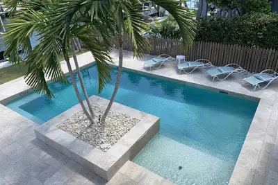 Image de Venetian Shores 20k boat lift 28 day Minimum, . . .