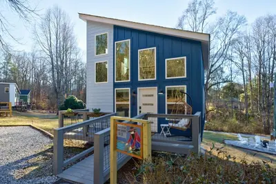 Image de Dahlonega Gold Rush Tiny House *King Bed*